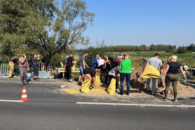 ​Pospolite ruszenie w Masłowie w pow. rawickim. Mieszkańcy zakasali rękawy i wmocnili wały na rzece 