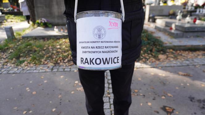 Wszystkich Świętych 2023. Wielkie kwestowanie na Cmentarzu Rakowickim w Krakowie