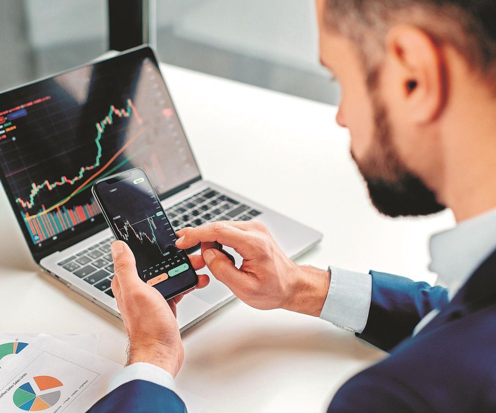 mężczyzna i komputer