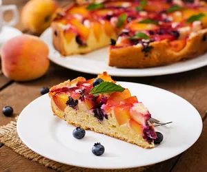 Przepyszne ciasto z brzoskwiniami i borówkami. Odrobina słońca na pochmurne dni