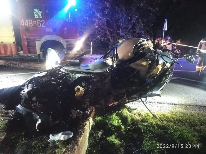 Czołowe zderzenie osobówki z busem w Strzelcach! Zginęła jedna osoba [ZDJĘCIA]