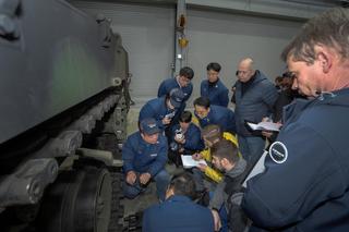 Specjaliści z Poznania  w koreańskiej fabryce czołgów K2. Ruszyły konsultacje w sprawie obsługi K2 w Poznaniu