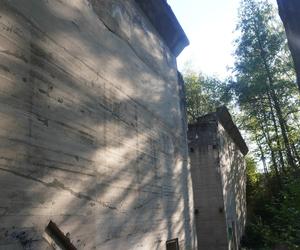 Monumentalna śluza Leśniewo z symbolami III Rzeszy ukryta w mazurskim lesie. Jest owiana tajemnicą [ZDJĘCIA]