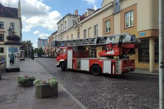Trzy zastępy straży pożarnej przy Rynku w Rzeszowie