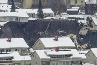 Kataklizm w Norwegii! Osunęła się ziemia, auto na krawędzi przepaści
