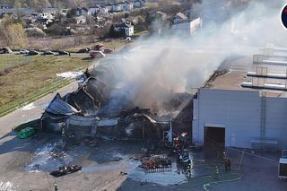 Pożar hali w Natolinie pod Warszawą. W akcji 30 zastępów i wozy bojowe