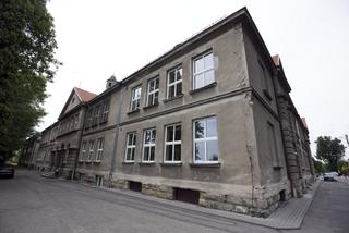 DZIEWCZYNY UGANIAŁY SIĘ ZA NIM, ALE ON WYBRAŁ SUTANNĘ