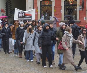 Polonez dla Fredry 2025 we Wrocławiu. Maturzyści zatańczyli na Rynku [ZDJĘCIA]