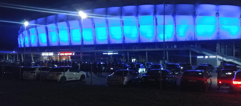 Nielegalny zlot samochodów w okolicach stadionu Lecha Poznań przy Bułgarskiej
