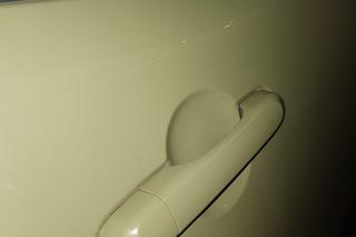 Seniorka niszczy karoserię samochodów we Wrocławiu. Nie mogą jej zidentyfikować