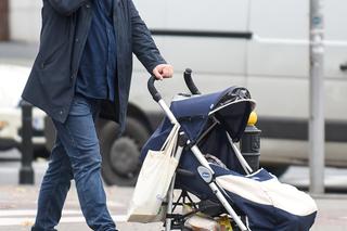 Joachim Brudziński na spacerze z wózkiem