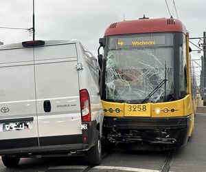 Tramwaj uderzył w busa na Annopolu. Poważny wypadek, motorniczy ranny