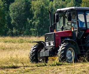 Ciągnik przewrócił się i przygniótł mężczyznę. Tragiczny wypadek w Woli Przedborskiej