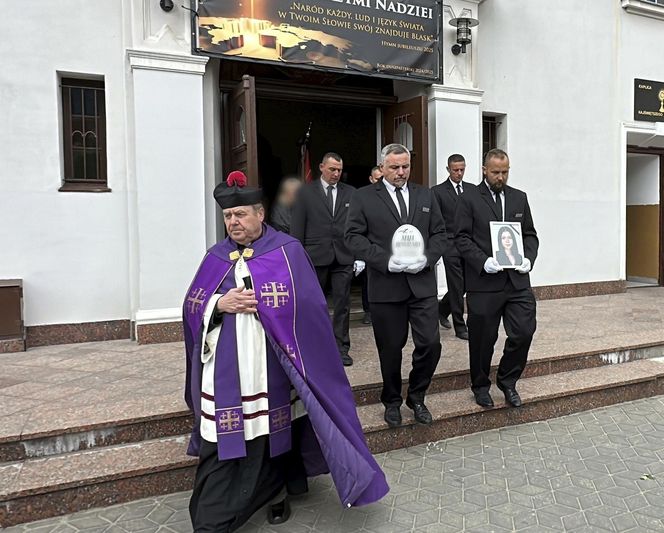 Tłumy na pogrzebie tragicznie zmarłej Mai. Kościół w Działdowie wypełniony po brzegi
