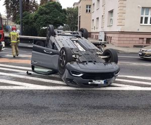 Dachowanie na rondzie Jagiellonów w Bydgoszczy! Kierowca z mandatem [ZDJĘCIA]