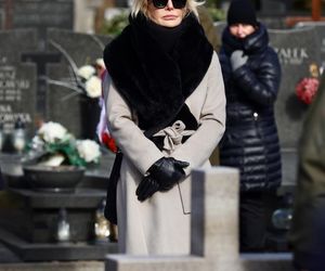 Joanna Racewicz ociera łzy przy grobie męża, pocieszyła ją Barbara Nowacka