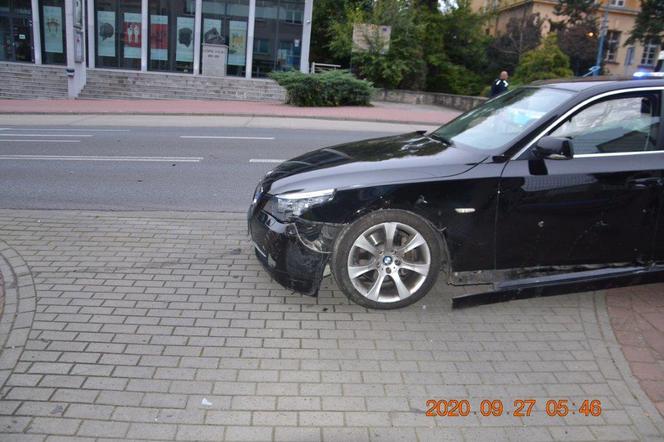 Tarnów. Pijany kierowca ściął słupki na ul. Mickiewicza. Policja odwiedziła go w domu