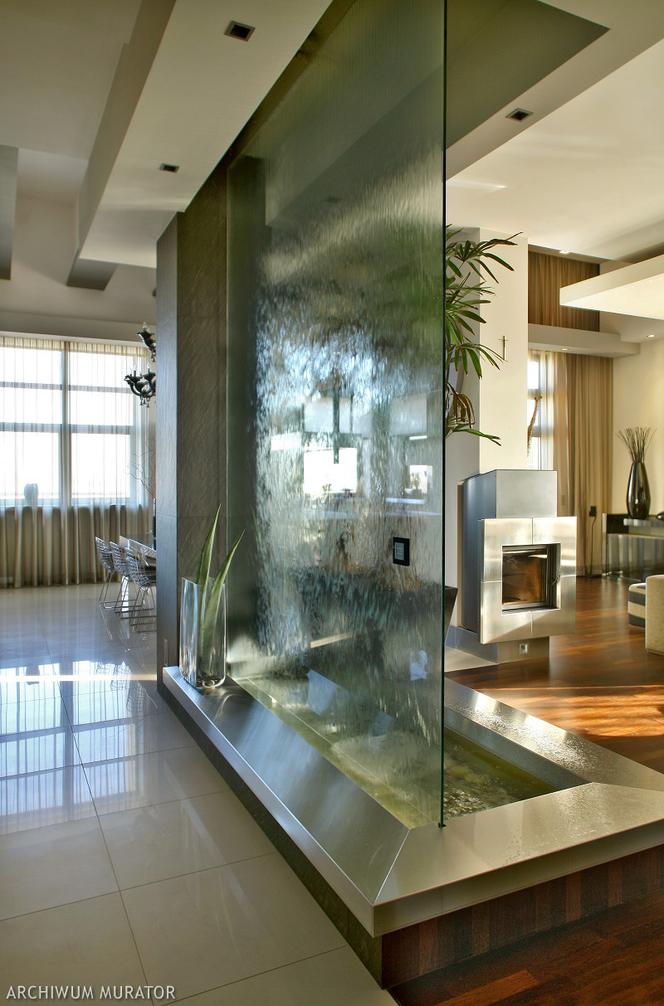 Szklana ściana z wodną kaskadą w stylu nowoczesnym