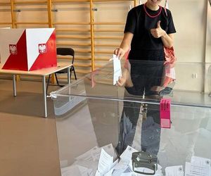 Wybory 2025: Małgorzata Socha w czerwonych koralach