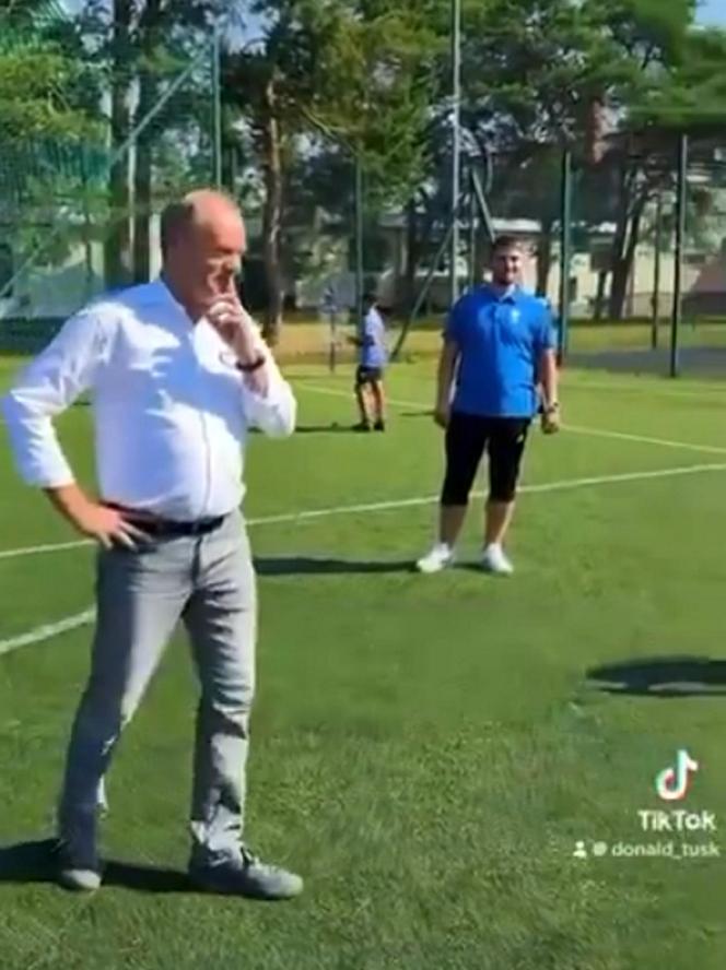  Filmik z Tuskiem trafił do sieci! Donald Tusk zaskoczył dzieci i ministra sportu