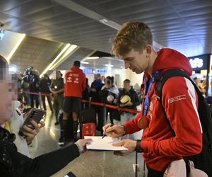 Kibice w szoku! Czekali na siatkarzy, a tu nagle wyszli polscy złoci medaliści