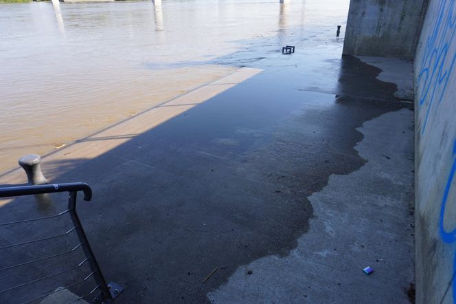 W piątek woda zaczęła się powoli wdzierać na najniższe stopnie betonowego otoczenia Wisły