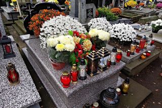 Elektroniczne znicze powinny zniknąć z rynku. Ekspert alarmuje!