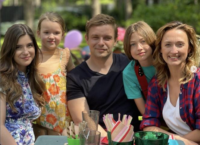 Barwy szczęścia po wakacjach 2023. Hubert (Marek Molak), Asia (Anna Gzyra), Emil (Artem Malashchuk), Marysia (Nina Szumowska), Agata (Natalia Zambrzycka)