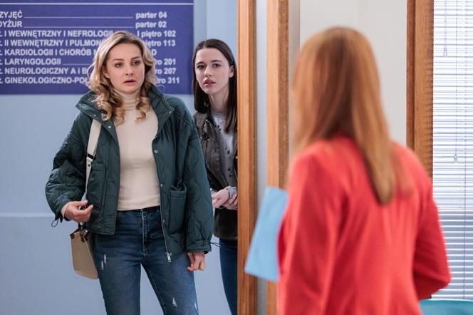 Na Wspólnej odc. 3566. Zuza Hoffer (Małgorzata Socha), Ula (Julia Jurek), Anna Kolenda (Katarzyna Wajda)