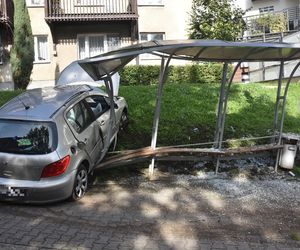 Niebezpieczne zdarzenie w Gostyniu. Samochód staranował latarnię i przystanek autobusowy