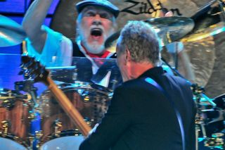 Lindsey Buckingham i Mick Fleetwood rzeczywiście nagrali razem piosenkę! Utwór trafił na płytę… gwiazdy pop!