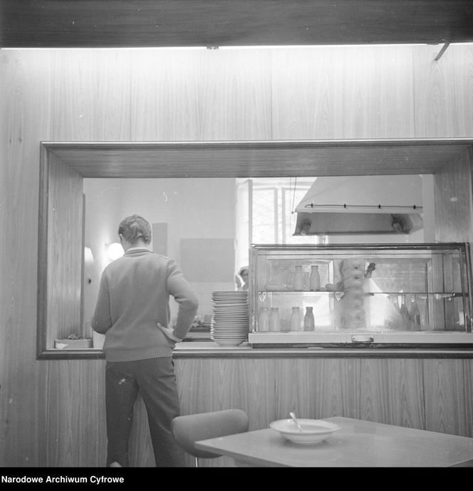 Fast food w PRL: bułka z pieczarkami i kiełbaska z wody