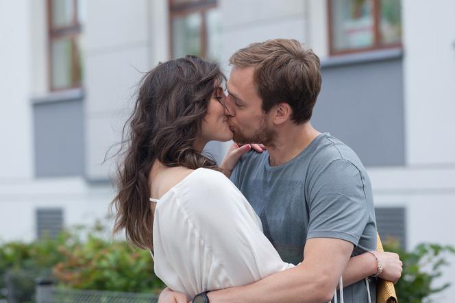Singielka odcinek 3. Tomek (Mateusz Janicki), Sylwia (Karolina Gorczyca)
