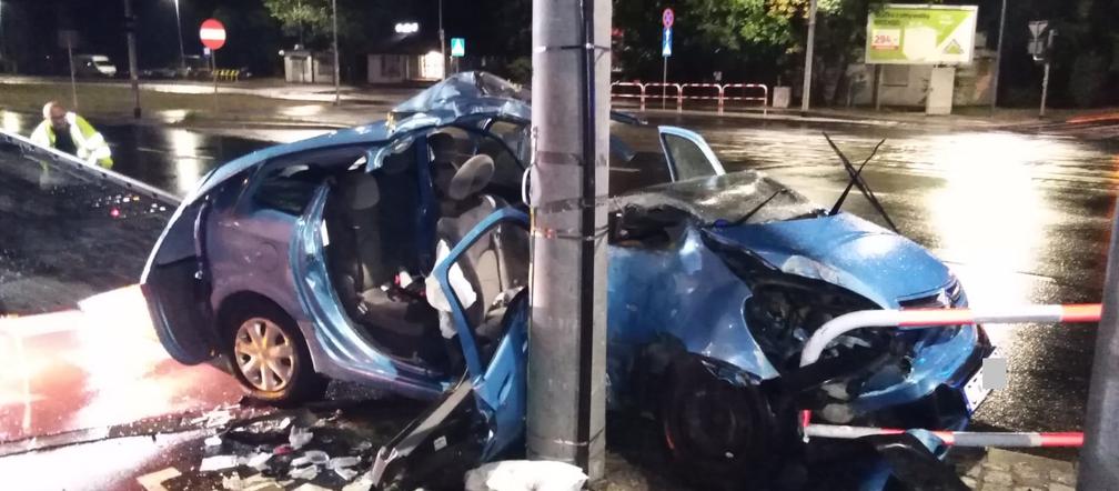 Poważny wypadek w Toruniu. Samochód osobowy wylądował na słupie oświetleniowym!