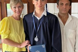 Feliks Matecki i jego rodzice Anna i Łukasz świętują odebranie dyplomu absolwenta szkoły podstawowej