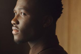 Był uchodźcą z Konga, dziś jest gwiazdą holenderskiego popu. Czy Claude odniesie sukces na Eurowizji?