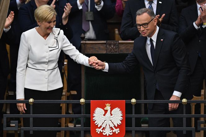 Agata Duda z kokardą na ramieniu w Sejmie