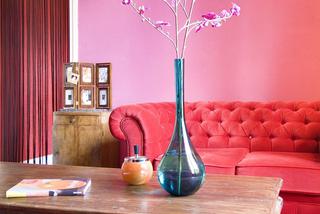 Różowy salon w paryskim mieszkaniu
