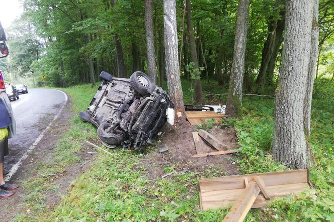 Utrudnienia na DK 53 na odcinku Klewki - Trękusek. Auto dachowało w rowie. Kierowca nie miał prawa jazdy