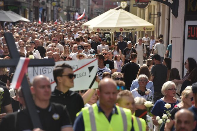 Marsz Milczenia dla Klaudii w Toruniu. „Niech nasza cisza przemówi głośniej niż słowa” [GALERIA]