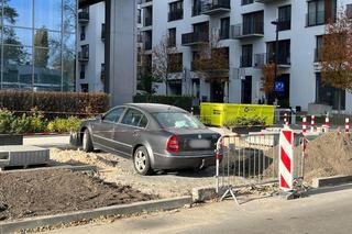 Historia niczym z Łodzi. Kolejny samochód zablokował przebudowę chodnika. Tym razem w Warszawie