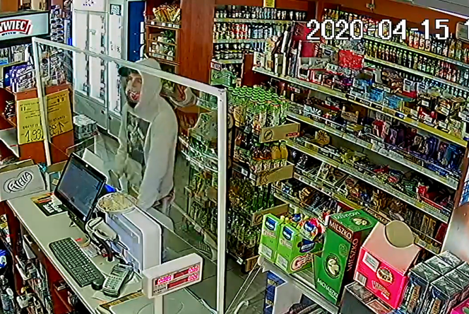 ROZBÓJ w biały dzień koło Obornik Wielkopolskich. Rozpoznajesz tych mężczyzn? [WIDEO, ZDJĘCIA]