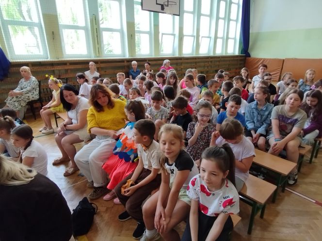 Uczniowie z klas I-III zaprezentowali w SP nr 10 w Siedlcach piosenki z różnych bajek