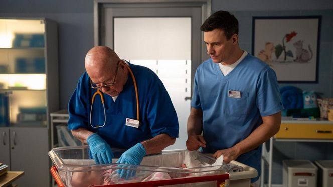 Na dobre i na złe odc. 960. Krzysztof Radwan (Mateusz Damięcki), Stefan Tretter (Piotr Garlicki)