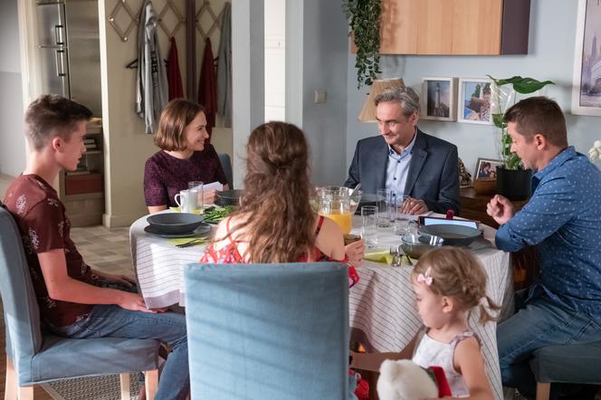 Na Wspólnej, odcinek 2801. Joanna (Anna Cieślak), Bogdan (Wojciech Brzeziński), Michalina (Zoe Messy), Kasia (Julia Chatys), Franek (Natan Czyżewski), Wiktor (Robert Gonera)