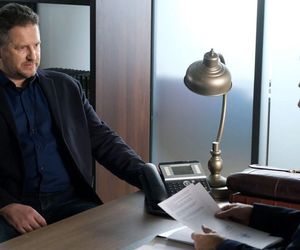 M jak miłość odc. 1852. Kamil Gryc (Marcin Bosak), klient kancelarii - Jabłoński (Marcin Piętowski),