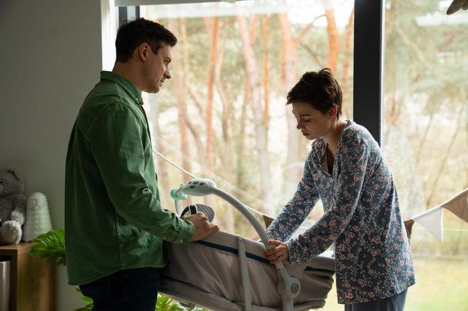 Na dobre i na złe odc. 960 po wakacjach. Blanka (Pola Gonciarz), Krzysztof Radwan (Mateusz Damięcki)