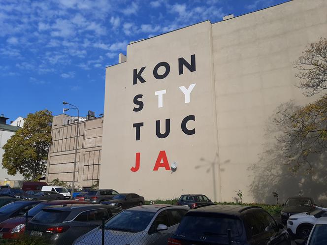 Mural z napisem "KONSTYTUCJA" powstał w Poznaniu