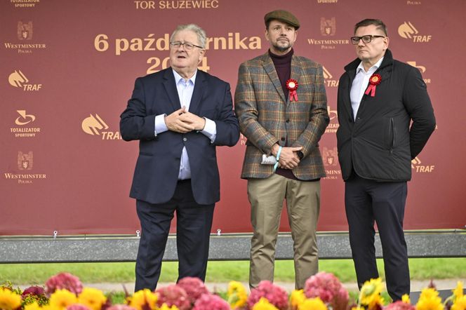 Trzaskowski w kaszkiecie na wyścigach konnych