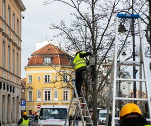 Montaż świątecznej iluminacji w Warszawie